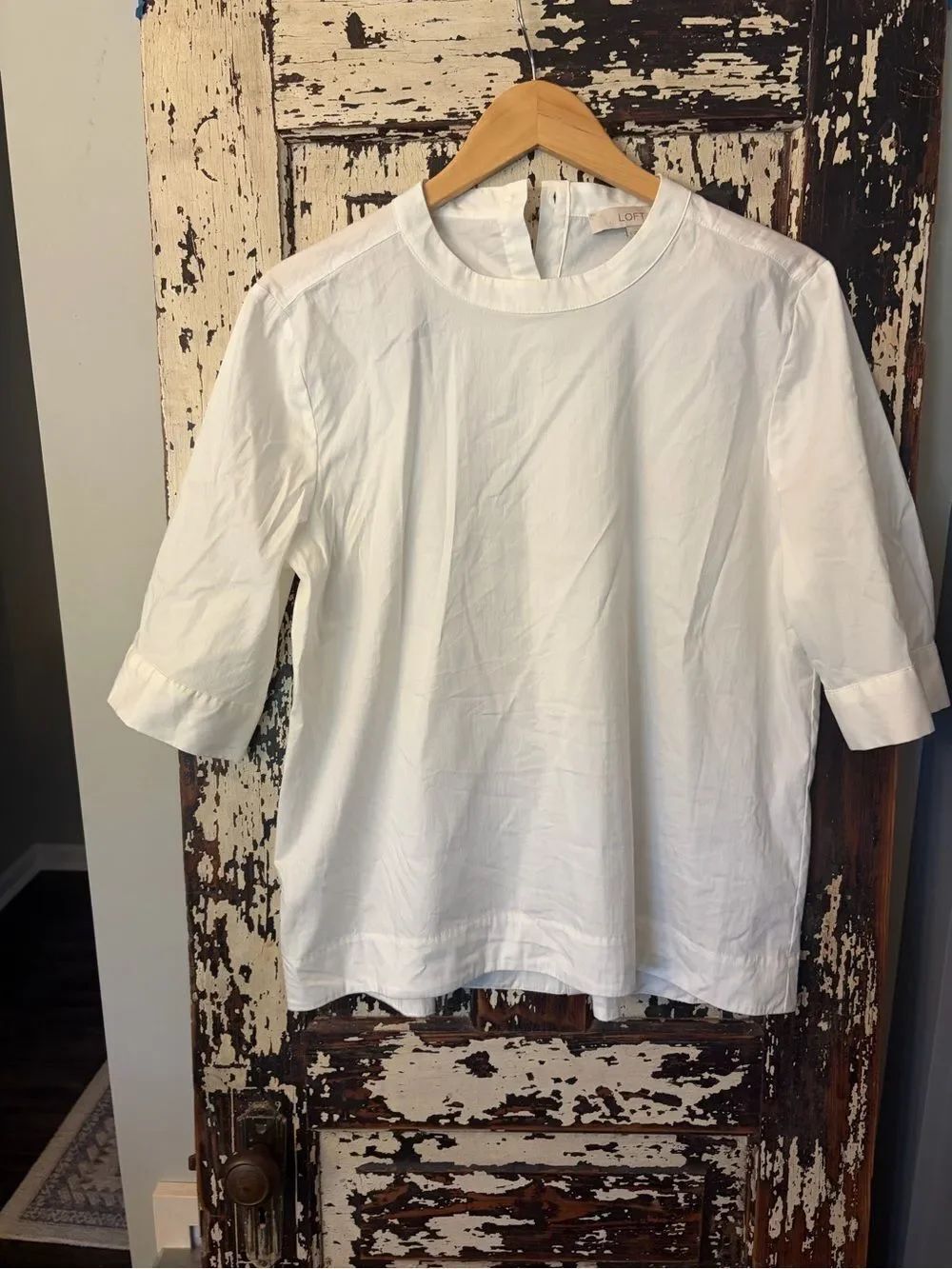 Ann Taylor Loft button back White Short Sleeve Crewneck Blouse. Women’s Large.